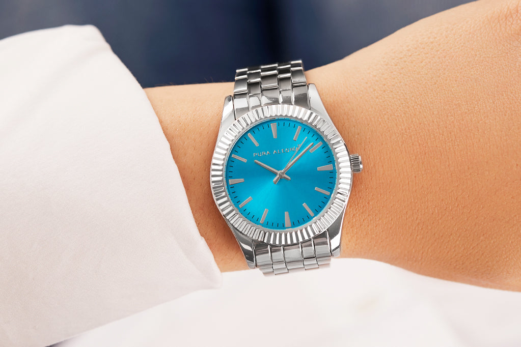 Reloj para mujer plateado con esfera de color turquesa