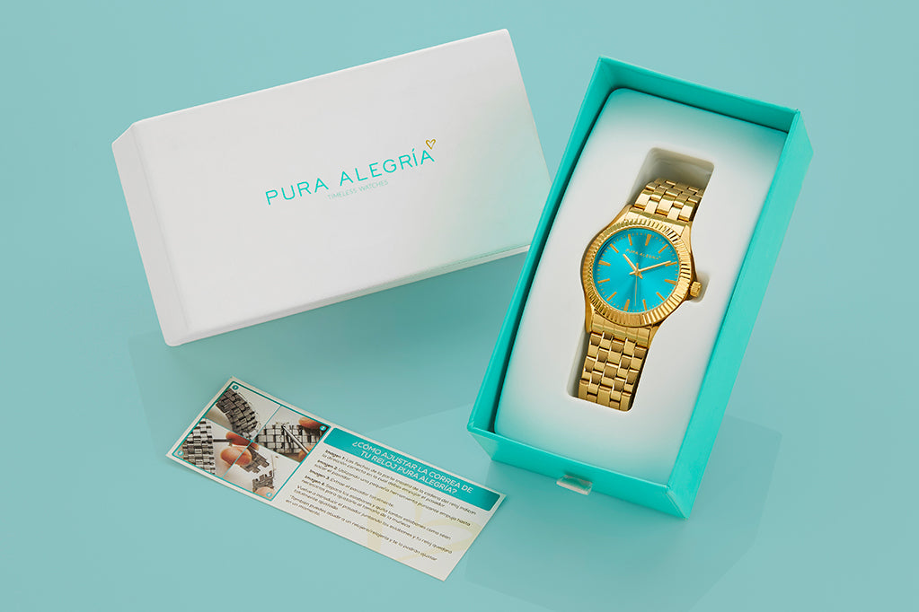 Reloj dorado para mujer con esfera de color turquesa.