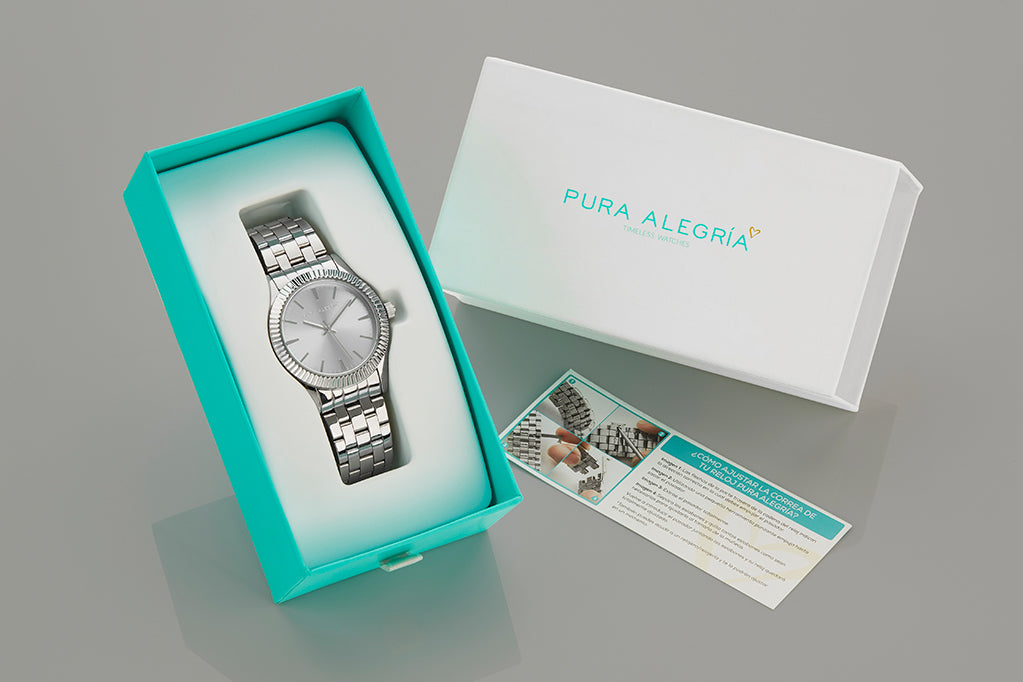 Reloj para mujer plateado con esfera de color plateado.